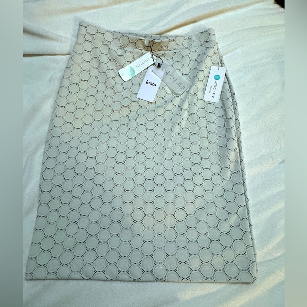 Leota Tabitha Skirt - Off White no wrinkle size small